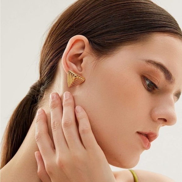 Gold 18k Gold Plated Triangle Stud Earrings - Picture 1 of 3